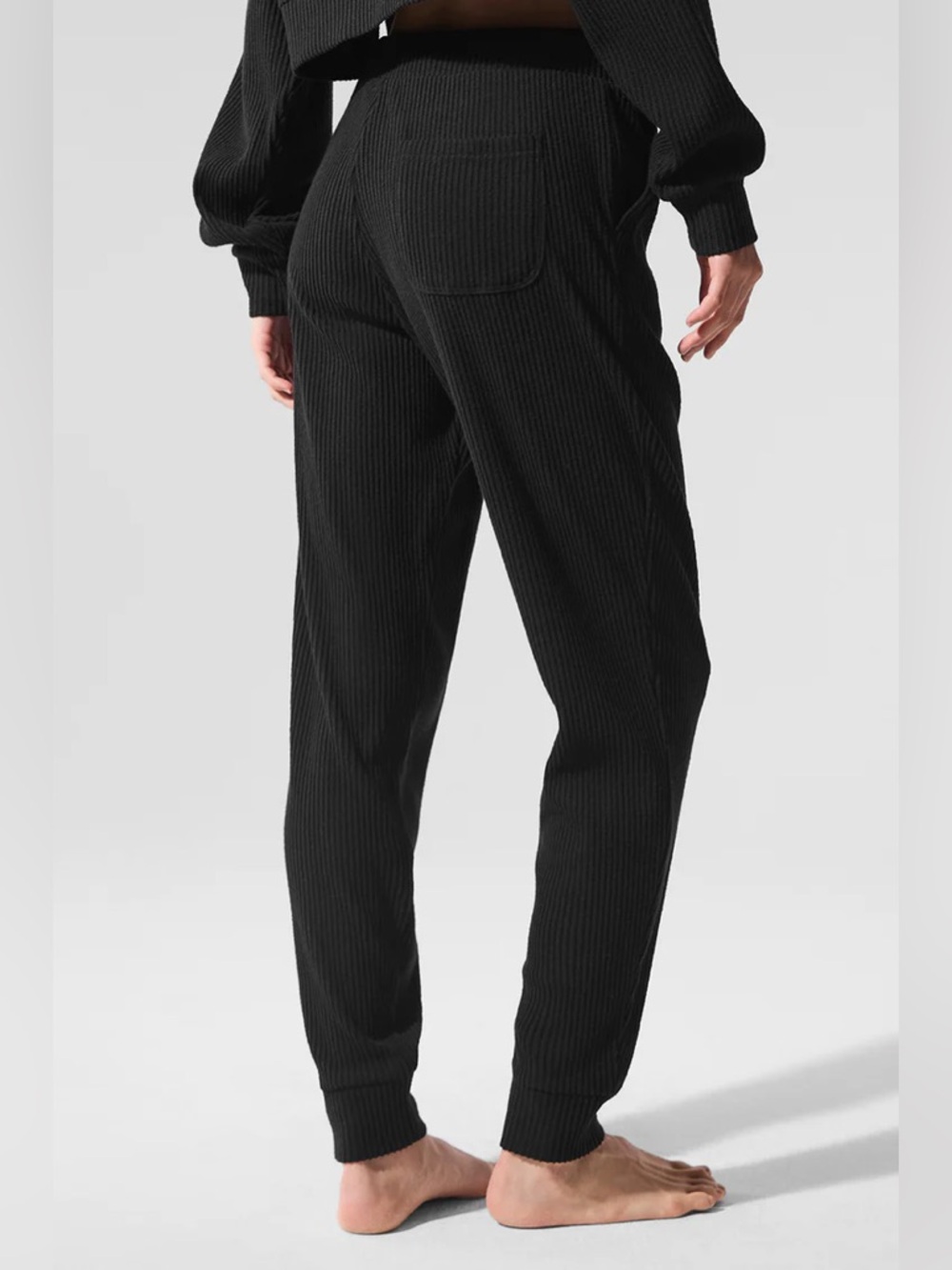 Alo Yoga - Muse Sweatpants in XS / Black - Picture 3 of 5